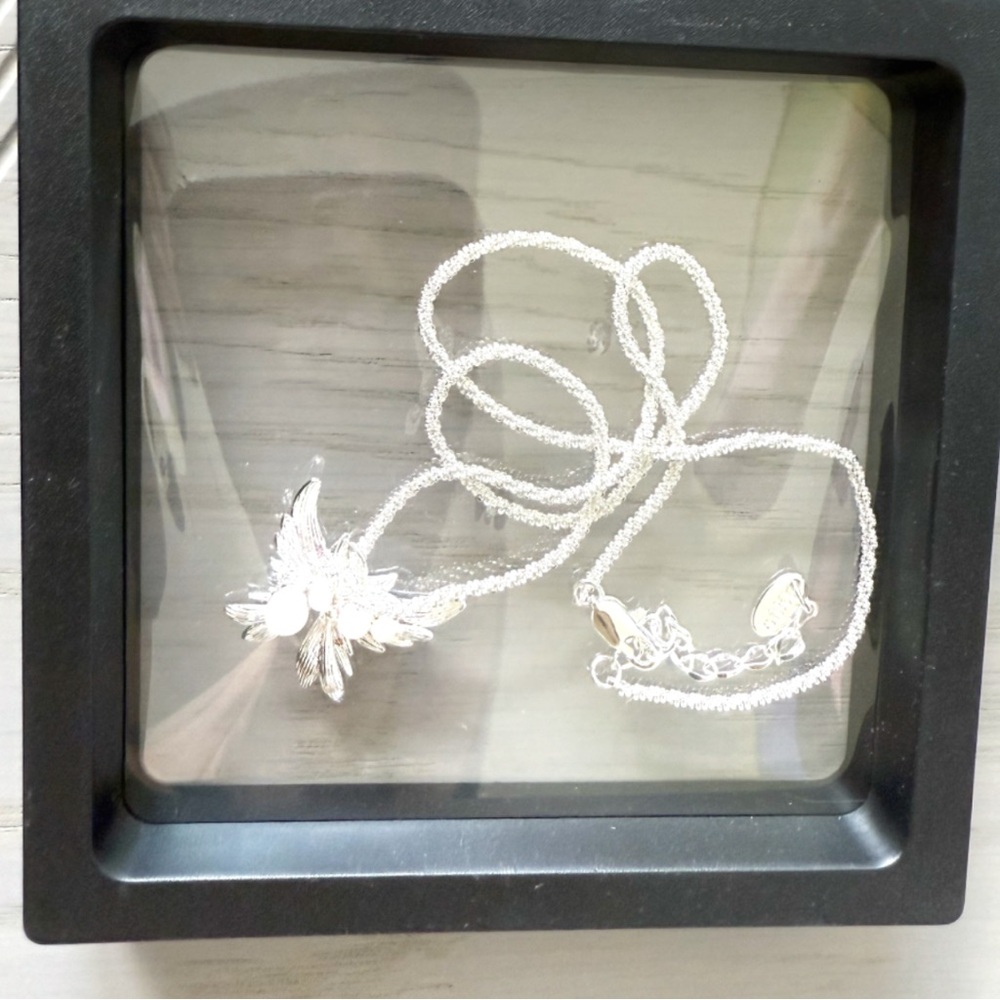 Elegant Silver Necklace with Floral Pendant